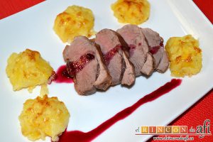Magret de pato con salsa de cerezas y papas parisinas, sugerencia de presentación