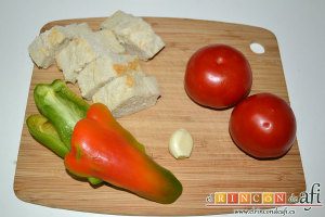 Porra antequerana, preparar los ingredientes y cortar el pan en rebanadas