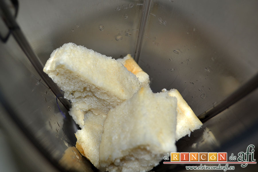 Porra antequerana, meter el pan en el vaso triturador con el ajo y un poco de agua y triturar