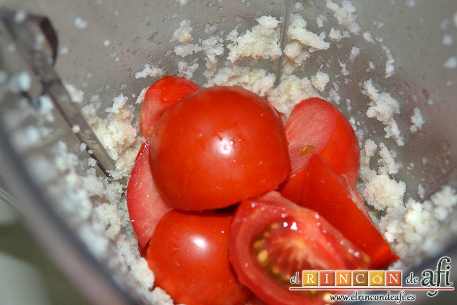Porra antequerana, añadir los tomates troceados y triturar