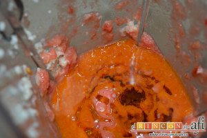Porra antequerana, añadir un chorro de aceite y vinagre y triturar también