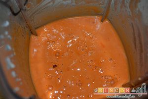 Porra antequerana, añadir sal y seguir triturando hasta obtener un gazpacho un poco espeso