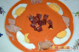 Porra antequerana, decorar con huevo troceado, atún y tacos de jamón serrano