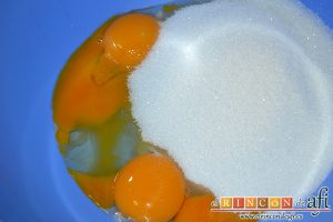 Bizcocho con manzanas, en un bol colocamos las yemas de los huevos y el azúcar