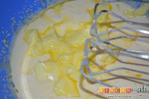 Bizcocho con manzanas, los batimos con ayuda de unas varillas eléctricas