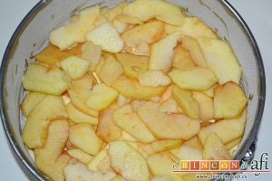 Bizcocho con manzanas, verter la mitad de la masa en el molde y cubrir con la mitad de las manzanas