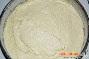 Bizcocho con manzanas, cubrir con el resto de la masa