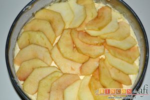Bizcocho con manzanas, cubrir con el resto de las manzanas