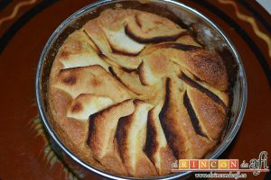 Bizcocho con manzanas, hornear y cuando esté hecho dejar que se atempere