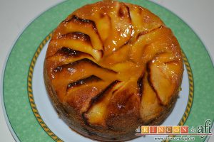 Bizcocho con manzanas, pintar con la mermelada diluida en unas gotas de agua