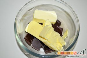 Brownie de chocolate con crema de queso, mezclamos el chocolate para fundir con la mantequilla