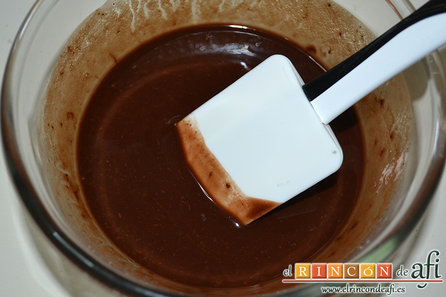 Brownie de chocolate con crema de queso, los derretimos al baño María o al microondas dándole golpes de 30 en 30 segundos