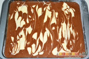 Brownie de chocolate con crema de queso, así quedará marmolado