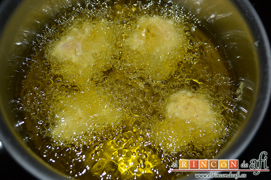 Buñuelos de pez espada con cúrcuma, freír en aceite de oliva bien caliente