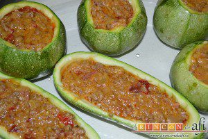 Calabacines rellenos, colocamos los calabacines en una fuente de horno y los rellenamos