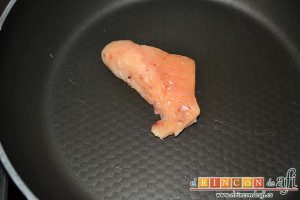 Chuletón a la vizcaína, ponemos un trozo de la grasa del chuletón en una sartén bien caliente