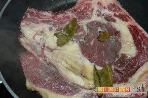 Chuletón a la vizcaína, añadir el chuletón con el jugo del macerado