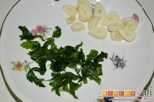 Chuletón a la vizcaína, laminar los ajos y picar el perejil