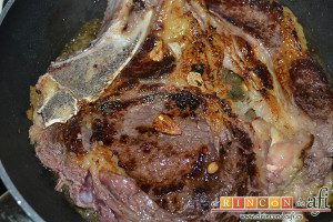 Chuletón a la vizcaína, poner los ajos por un lado de la carne para que se doren y mantenemos 2 minutos