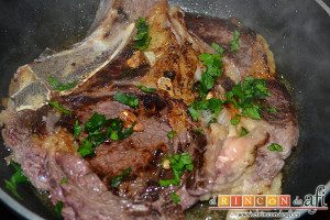 Chuletón a la vizcaína, doramos 2 minutos por la otra cara y añadimos el perejil