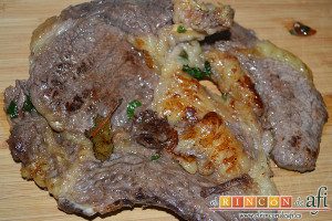 Chuletón a la vizcaína, sacar de la sartén y preparar para emplatar