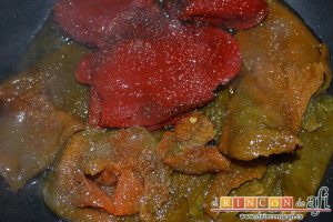 Chuletón a la vizcaína, poner en una sartén los pimientos del piquillo asados con un poco de azúcar
