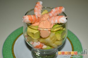 Cocktail de langostinos, palitos de cangrejo y aguacates, sugerencia de presentación