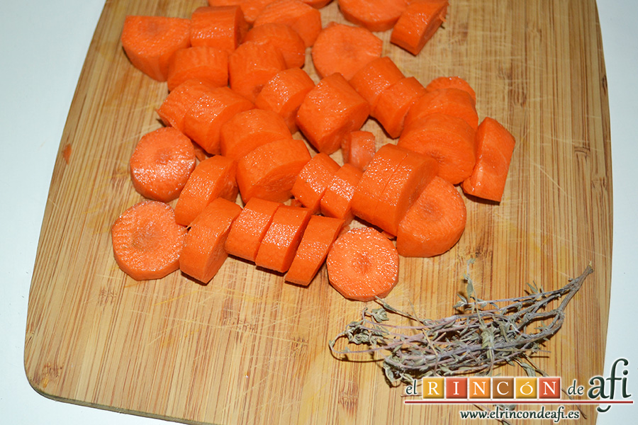 Crema de calabaza y zanahorias con queso de cabra, añadimos la zanahoria pelada y cortada en trozos