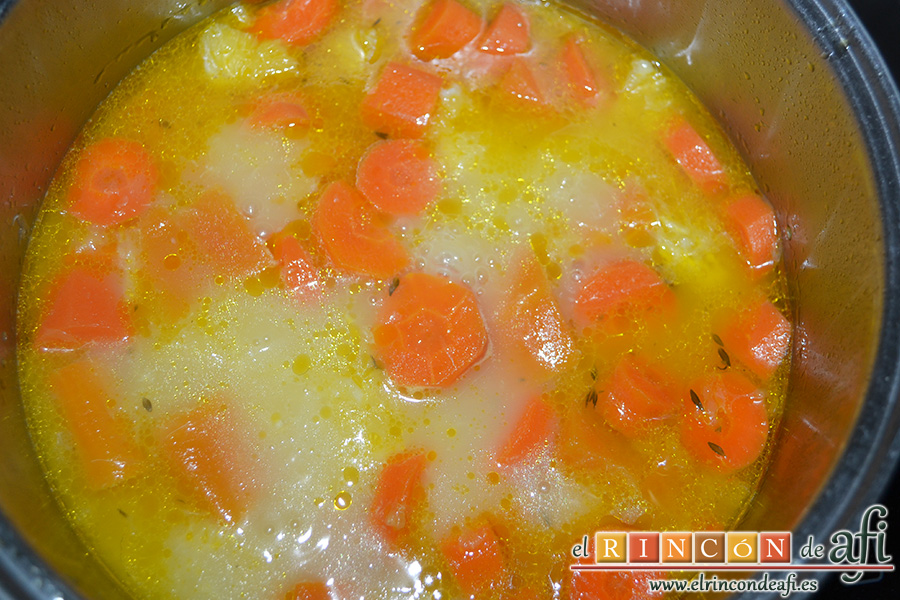 Crema de calabaza y zanahorias con queso de cabra, hervir hasta que se guisen las verduras y retiramos el timillo