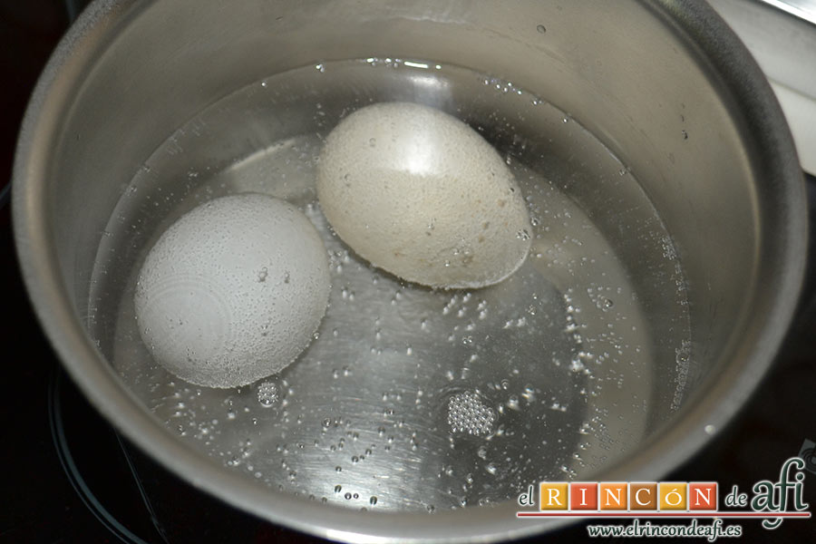Ensalada de arroz, cocer dos huevos