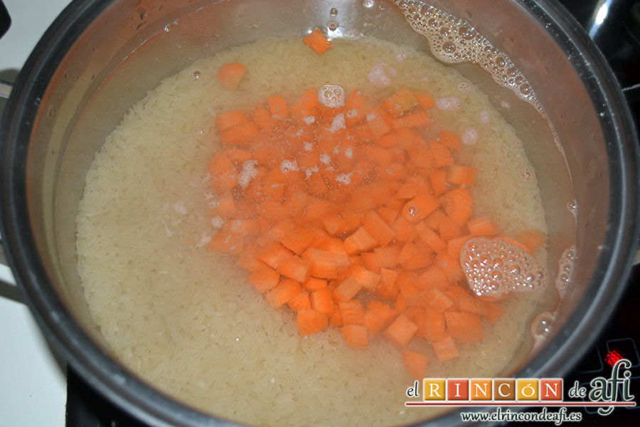 Ensalada de arroz, ponemos a cocer en un caldero con abundante agua y sal y cuando empiece a hervir añadimos el arroz y la zanahoria cortada en trocitos pequeños