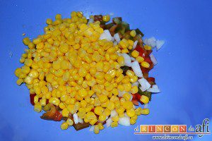 Ensalada de arroz, el bote de maíz escurrido