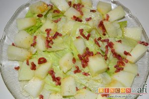Ensalada de escarola, melón y bacon, añadir el bacon calentado al microondas y cortado muy fino, y aliñar