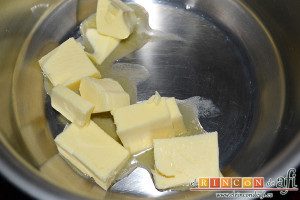 Irish champ, poner a derretir 30 gramos de mantequilla en un cazo