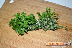 Lentejas al curry, hacemos un hatillo con la hoja de laurel, el tomillo y el perejil