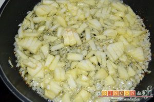 Lentejas al curry, a la par ponemos a pochar la otra cebolla cortada bien pequeñita con la manzana pelada y troceada pequeña