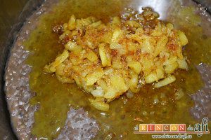 Lentejas al curry, se lo añadimos todo a las lentejas