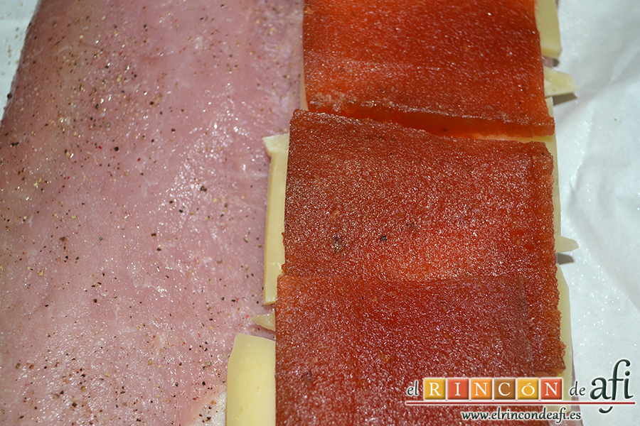 Lomo de cerdo al horno con queso manchego y membrillo, trocear la conserva de membrillo y ponerlo sobre el queso