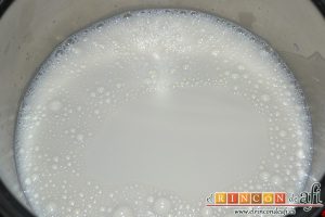 Natillas de chocolate, en un caldero ponemos a calentar la leche