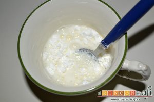 Natillas de chocolate, dejamos un par de cucharadas de leche en una taza para diluir la Maizena