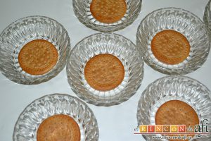 Natillas de chocolate, preparamos los cuencos colocando una galleta María en el fondo