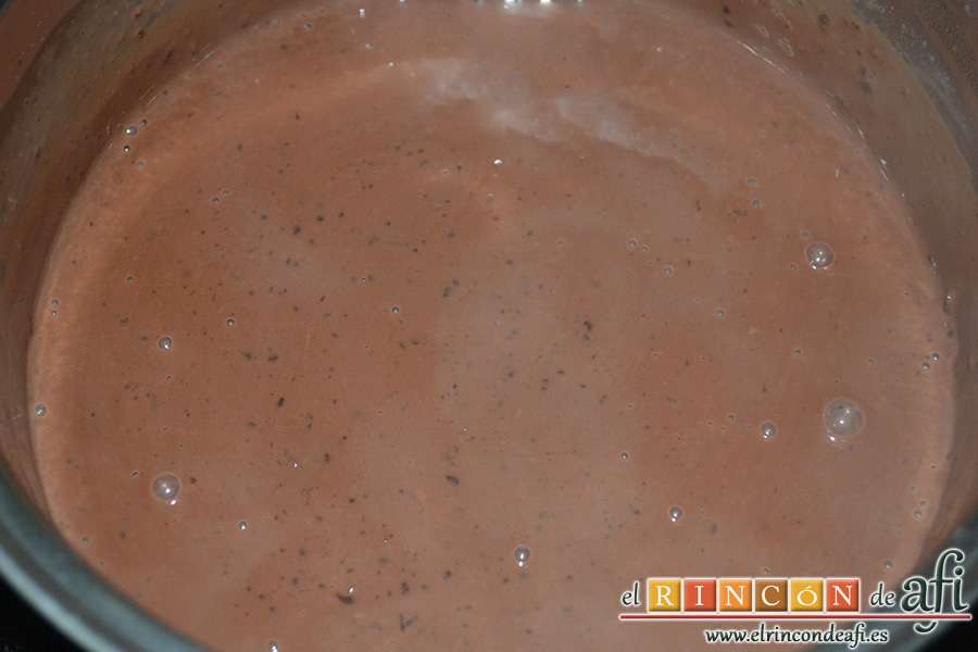 Natillas de chocolate, antes de que hierva añadimos la maizena y removemos muy bien hasta que adquiera consistencia