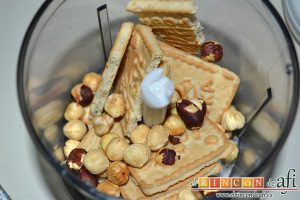 Natillas de chocolate, mientras en un vaso trituramos 4 galletas con las avellanas y las reservamos