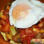 Pisto con papas y huevos fritos