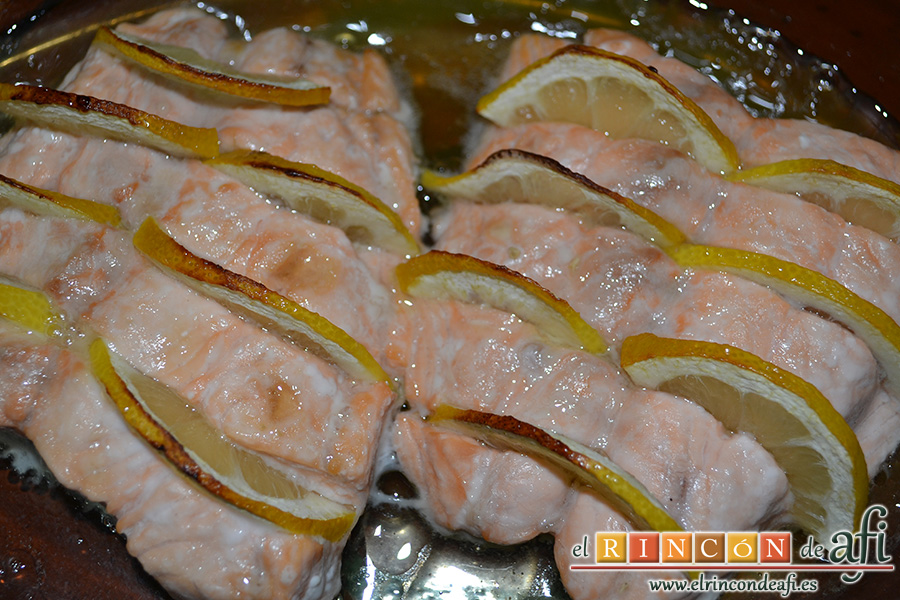 Salmón al horno con sirope de arce y limón, hornear 5-8 minutos sin que se pase el salmón