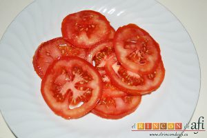 Salmón en papillote con verduras, cortar los tomates en rodajas muy finas