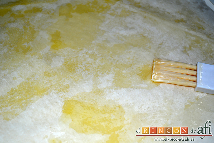 Pasteles de codillo, hierbas aromáticas y cebolla caramelizada, cortar dos láminas de masa filo por cada persona y las untamos con mantequilla