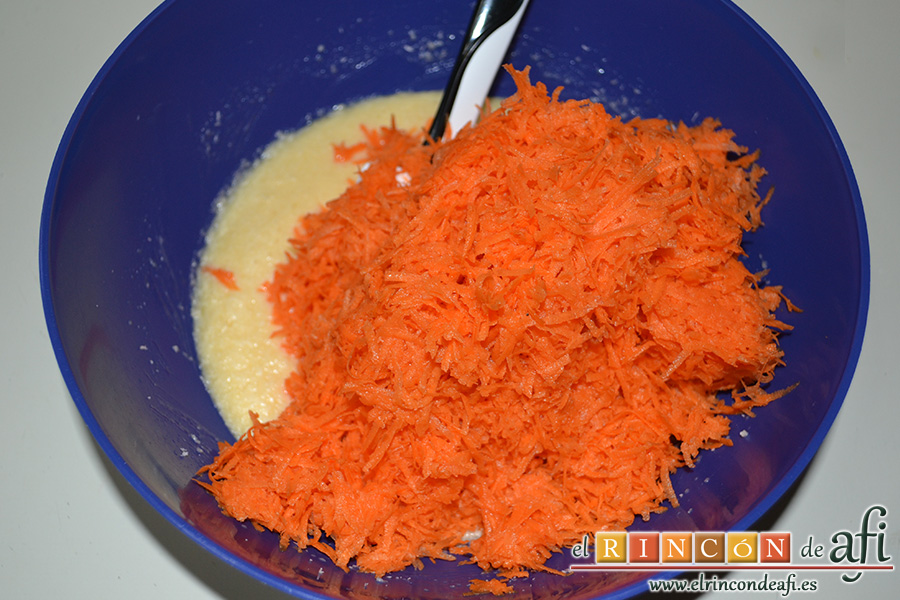 Tarta de zanahoria y coco, añadir la zanahoria