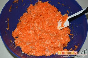 Tarta de zanahoria y coco, remover bien