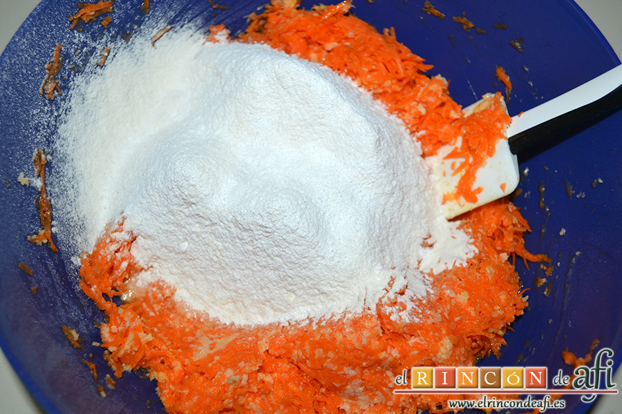 Tarta de zanahoria y coco, añadir la harina y levadura tamizadas